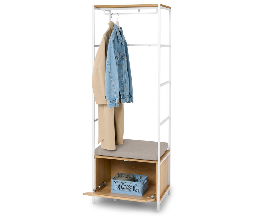 Ruhatartó állvány bézs kabáttal, farmerdzsekivel és bézs nadrággal a fogasokon, szürke ülőfelülettel és kék ruháskosárral.