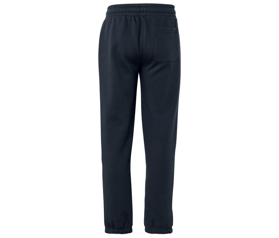 Hátulnézet egy sötétkék színű, gumis derekú és egy hátsó zsebbel ellátott melegítőnadrágról.