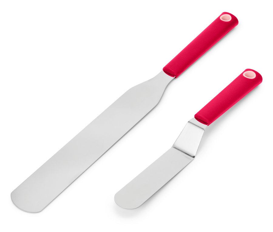 Két piros nyelű spatula átlósan fekszik egy fehér háttéren.