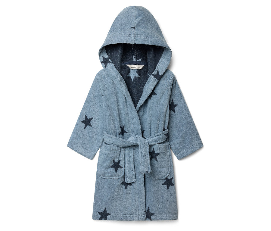 Egy kék, csillagmintás, kapucnis fürdőköpeny fekszik fehér háttéren.