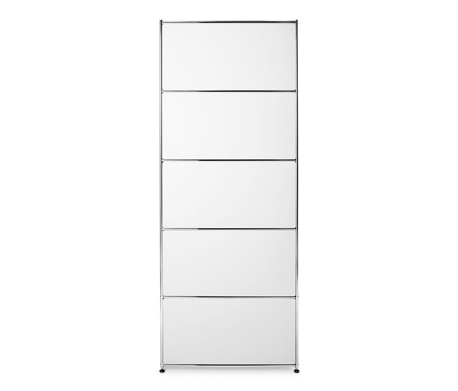 Nagyítás egy magas fémpolcról, áthelyezhető ajtóval.