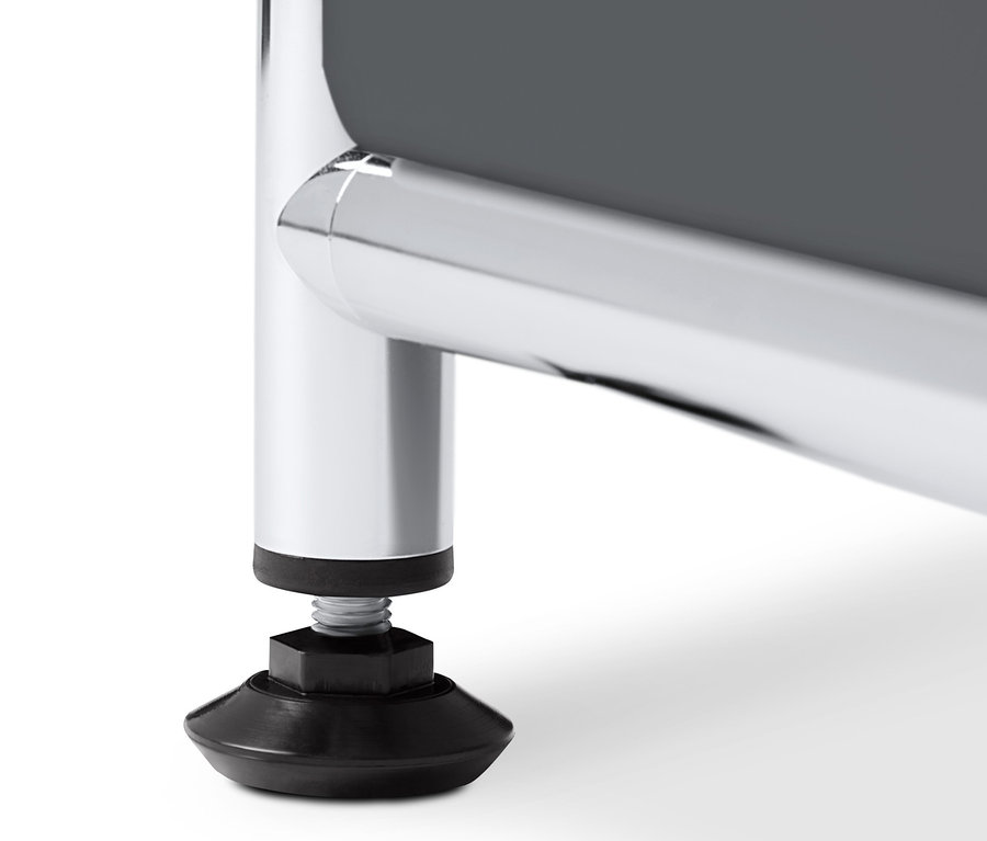 Szürke fém komód részlete, 2 ajtóval.