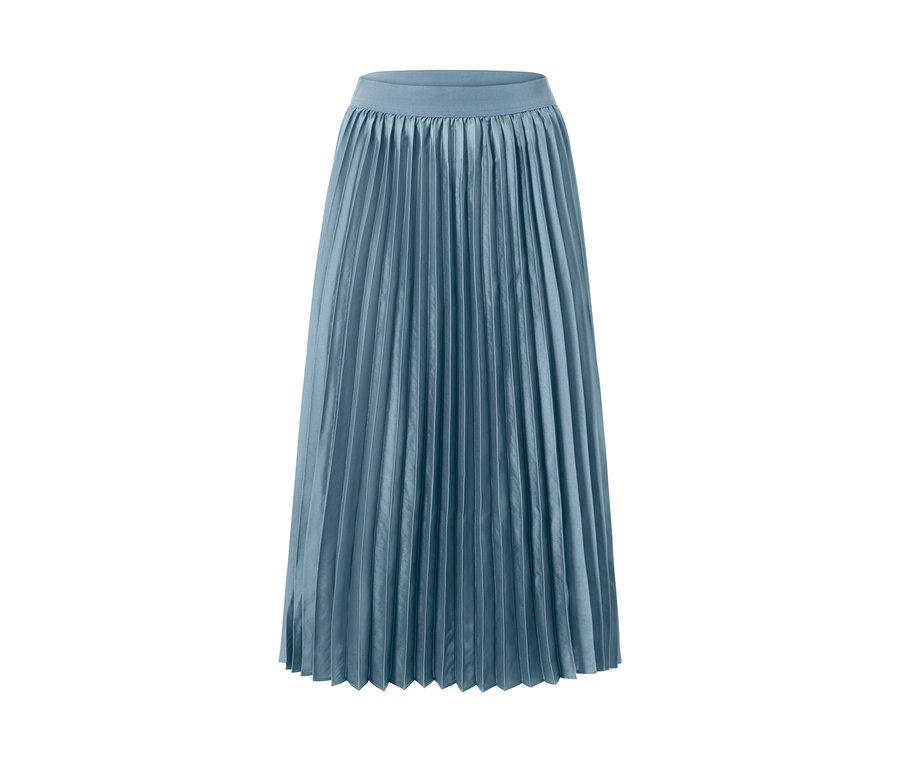 Kék pliszírozott szoknya fehér háttérrel.