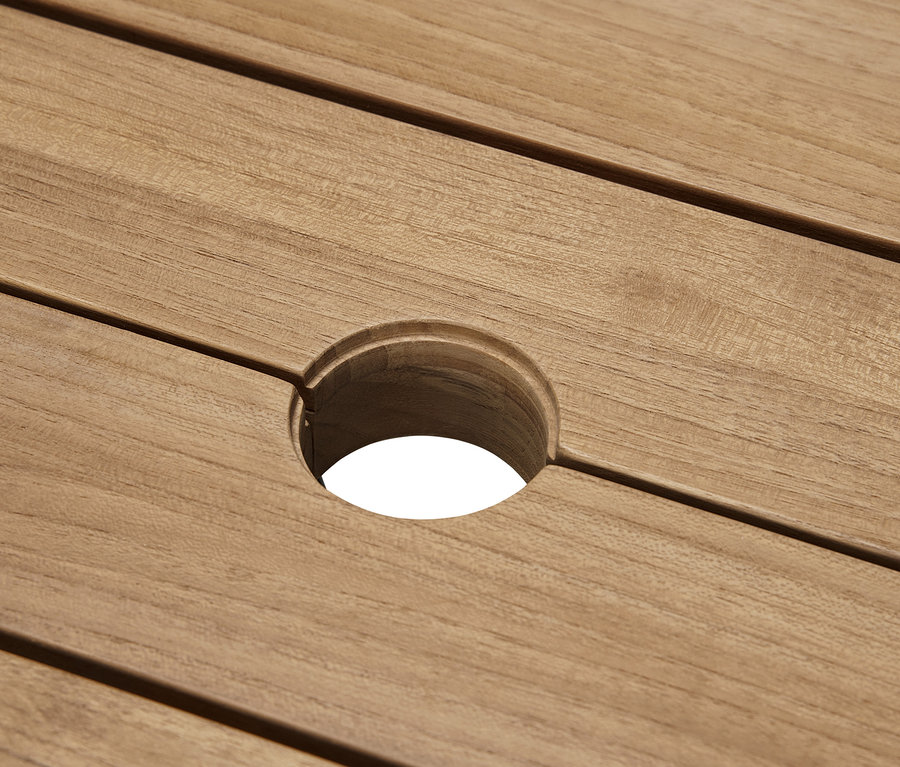 Egy prémium tíkfa kerti asztal közeli képe, középen egy lyukkal.