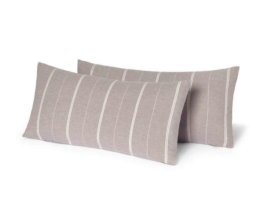 Két csíkos, finom flanel párnahuzat szettben egymás mellett.