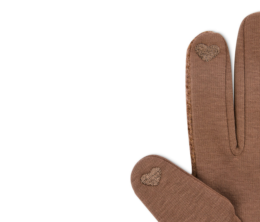 Konyak színű, anyagkeverékből készült női kesztyű közeli képe, az ujjakon dekoratív szívekkel.