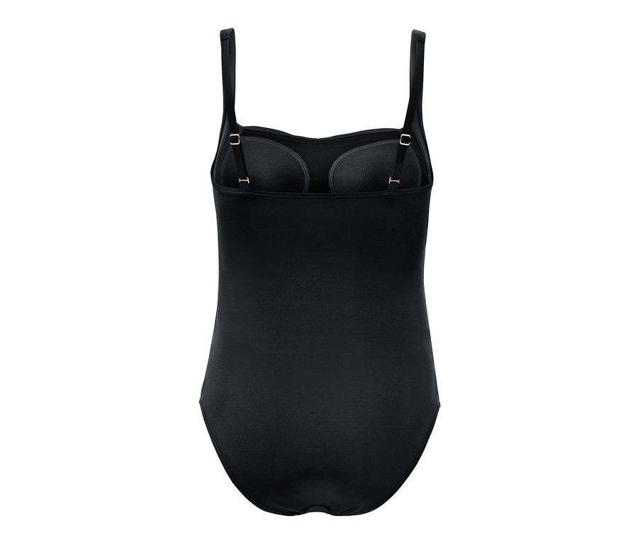 Egy fekete, alakformáló, újrahasznosított anyagból készült női fürdőruha részletes képe.