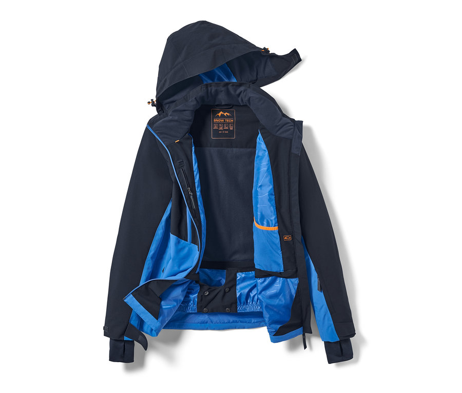 Egy kék síkabát nyitva, kapucnival.