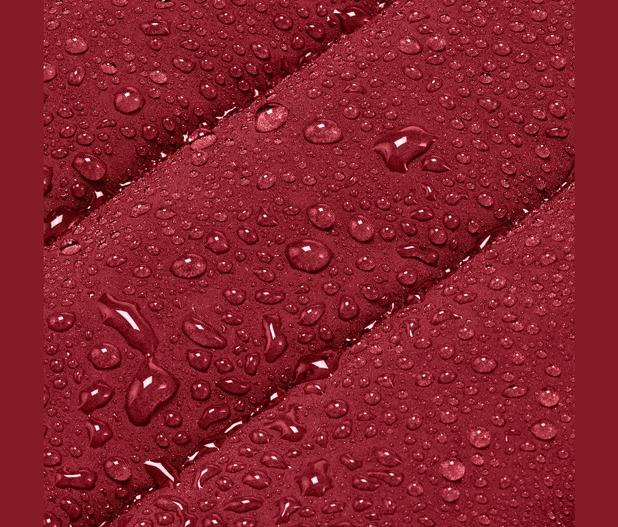 Vízcseppekkel borított, piros, steppelt rendszerezőtáska részlete.