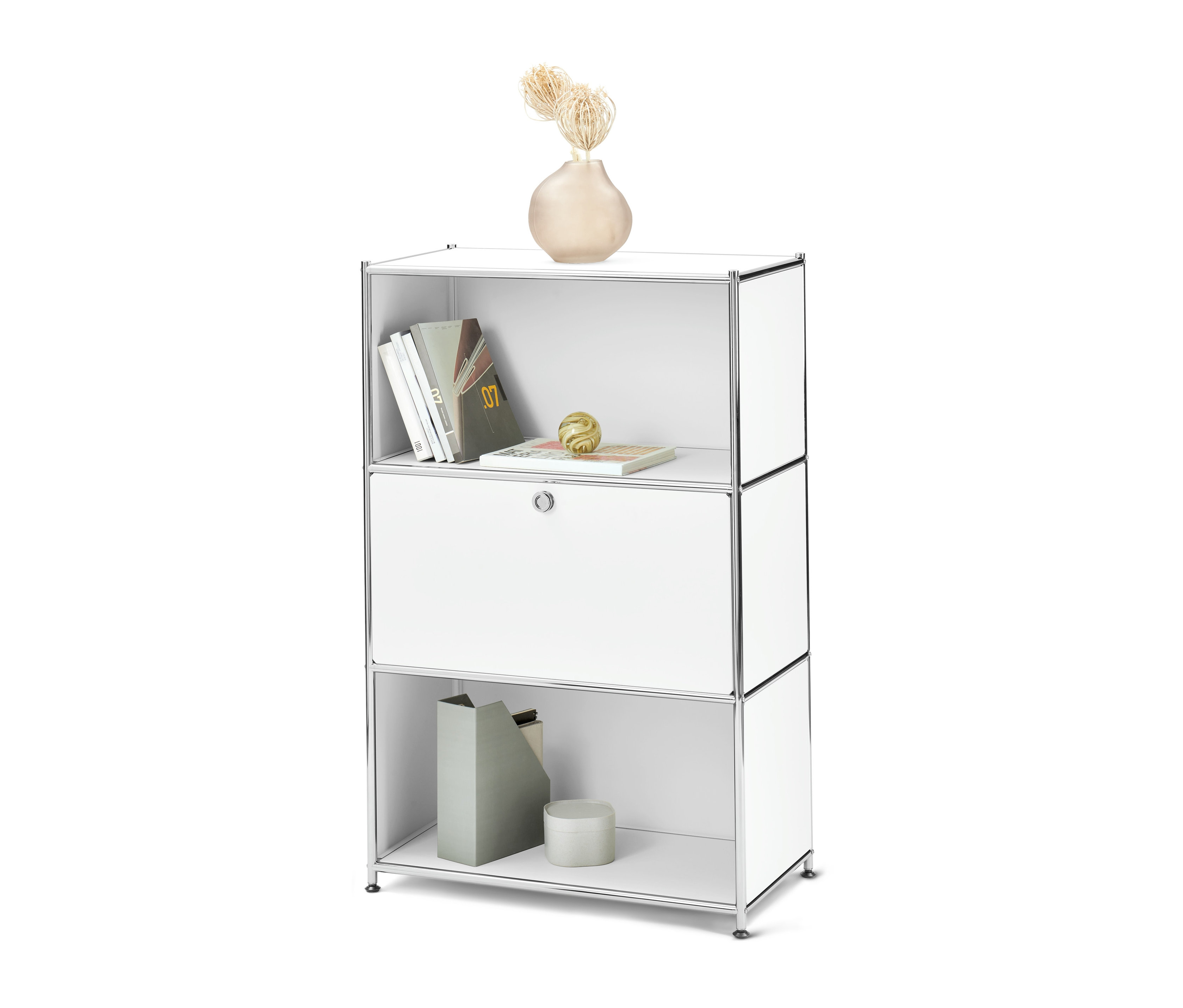 Fehér »CN3« polcos komód lenyitható ajtóval, rajta váza és dekoráció.