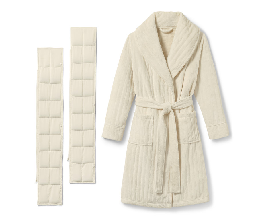 Egy fehér női súlyozott fürdőköpeny két súllyal.