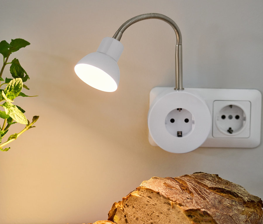 Megvilágított LED forgatható lámpa kenyér és szendvicses tányér felett.