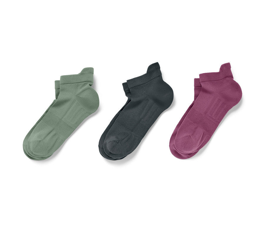 Három pár sportzokni zsályazöld, olíva és mályva színben egymás mellett fekszik fehér alapon.