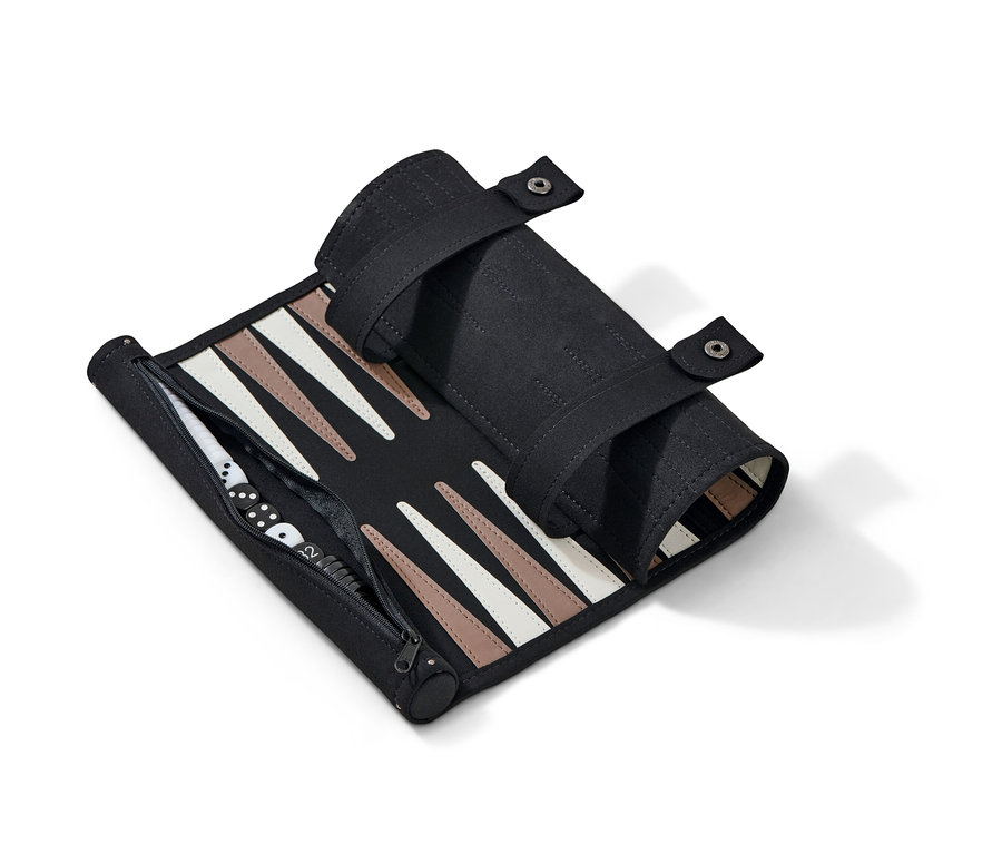 Egy részben feltekert Ostábla, feltekerhető, fekete tokkal, fehér és barna háromszögekkel.