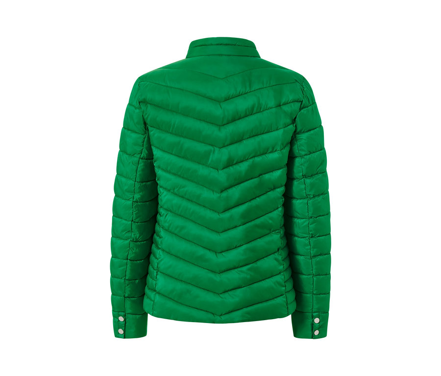 Egy zöld, női steppelt dzseki hátulnézete.