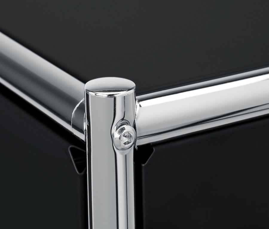 A »CN3« fém komód részlete 1 fiókkal és 1 lenyíló ajtós rekesszel.