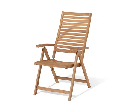 Egy állítható magas támlás teak szék fehér háttérrel.