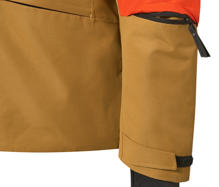 Egy narancssárga-barna síkabát részlete.