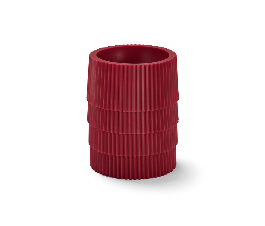 Egy piros desszert forma, 4 darabos készlet, fehér háttérrel.