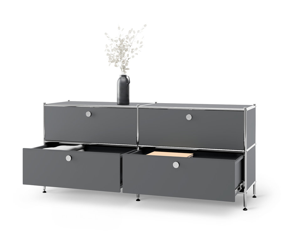 Szürke »CN3« alacsony fém komód 4 fiókkal, melyből kettő nyitva.