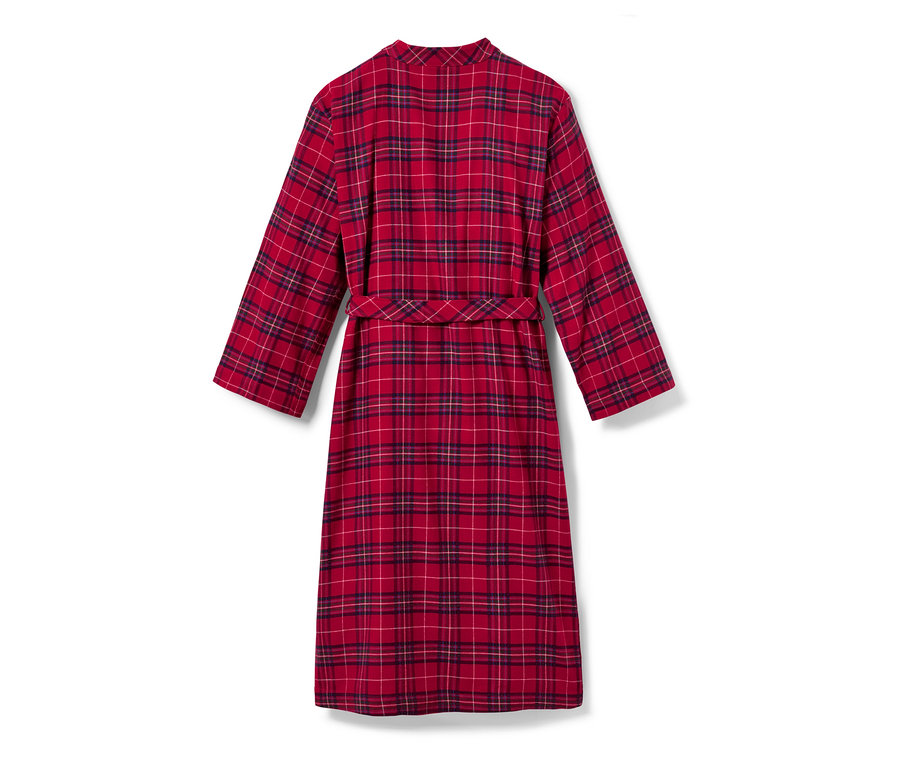 Egy piros kockás flanel köntös övvel.