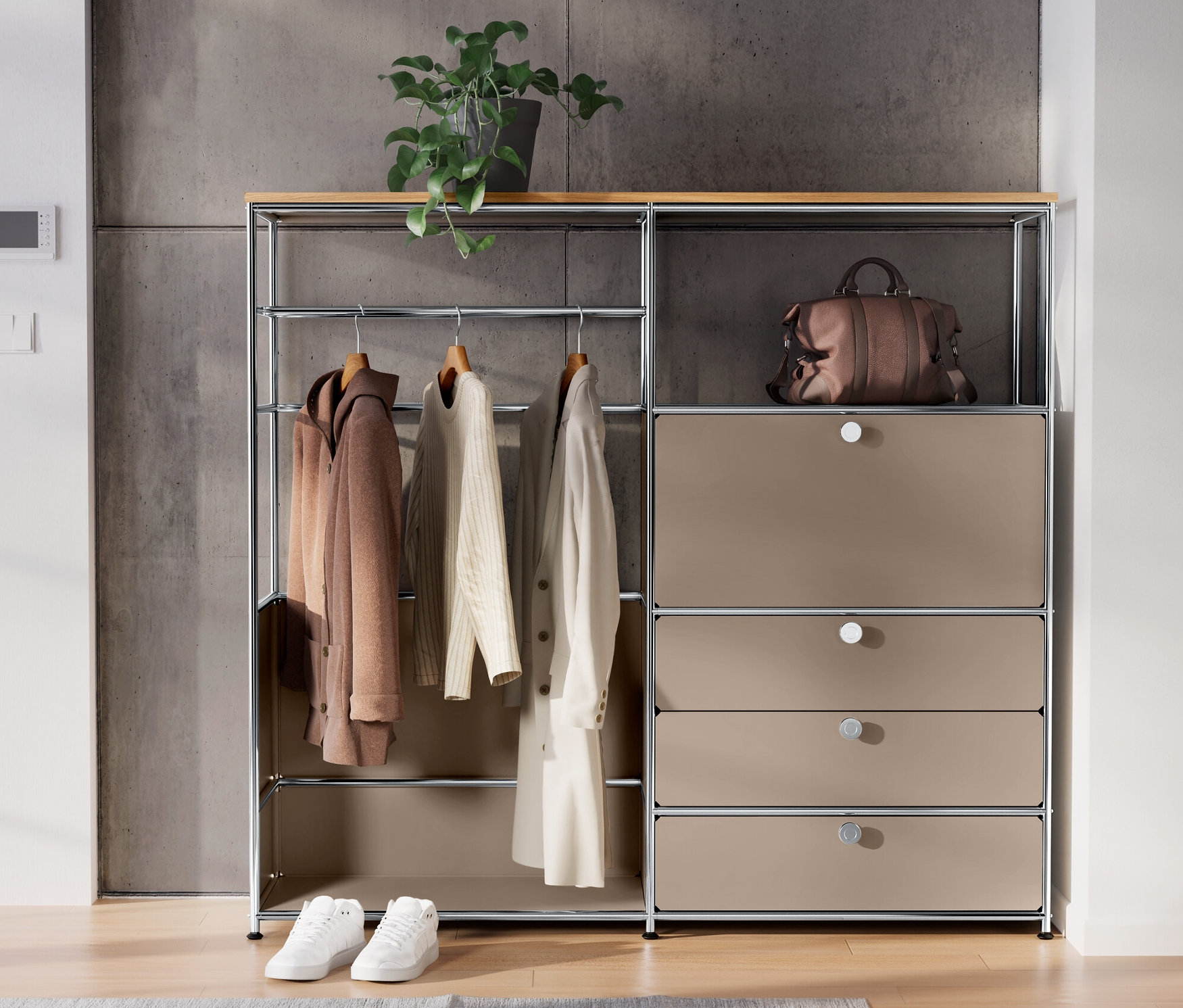 Szürkésbarna »CN3« fém komód fa lappal, akasztórúddal, ajtóval és 3 fiókkal. A komódon növény és barna táska van.