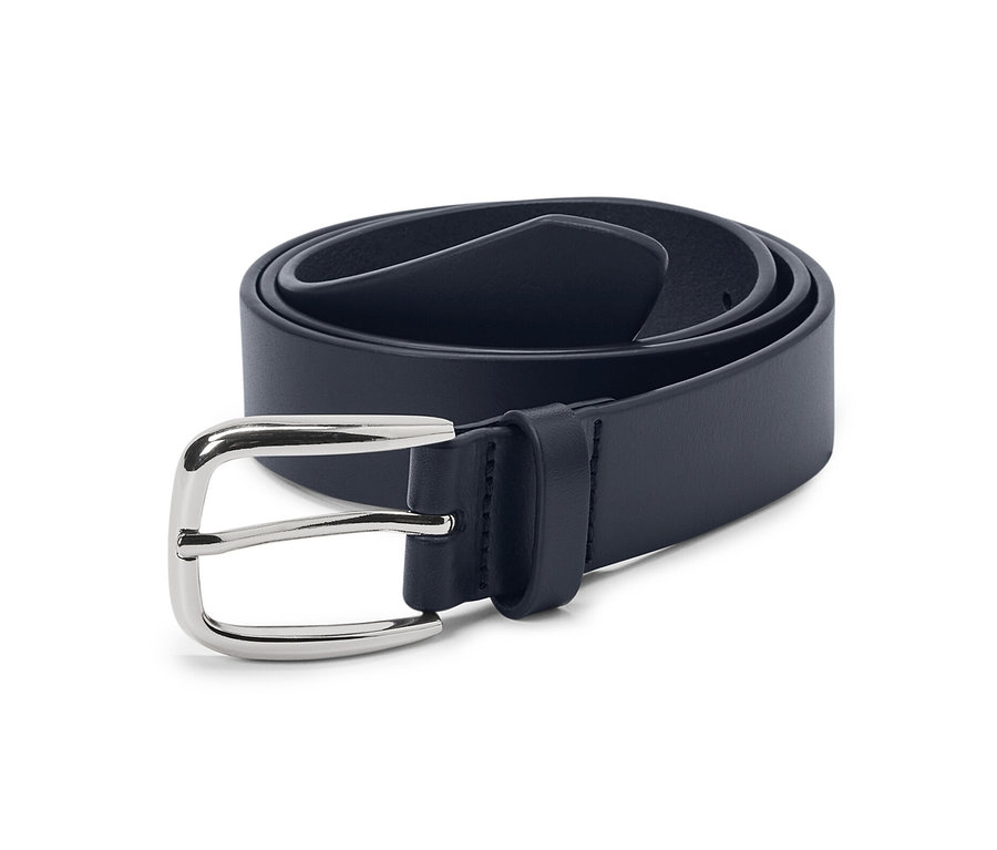 Feltekert bőr öv fényes ezüst csattal.