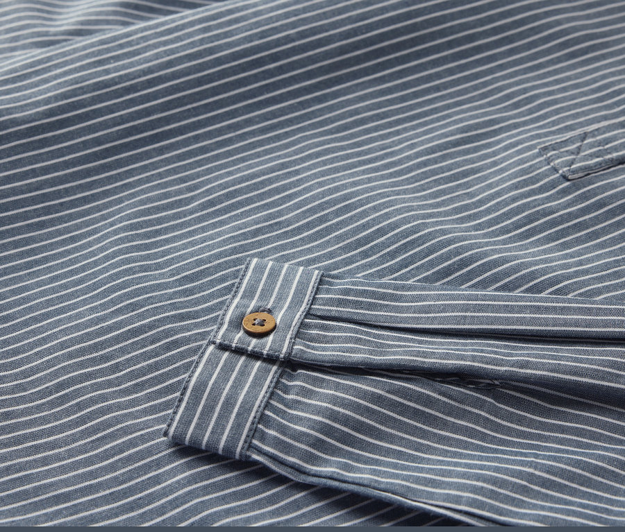 Egy csíkos, gombos gyereking részlete.