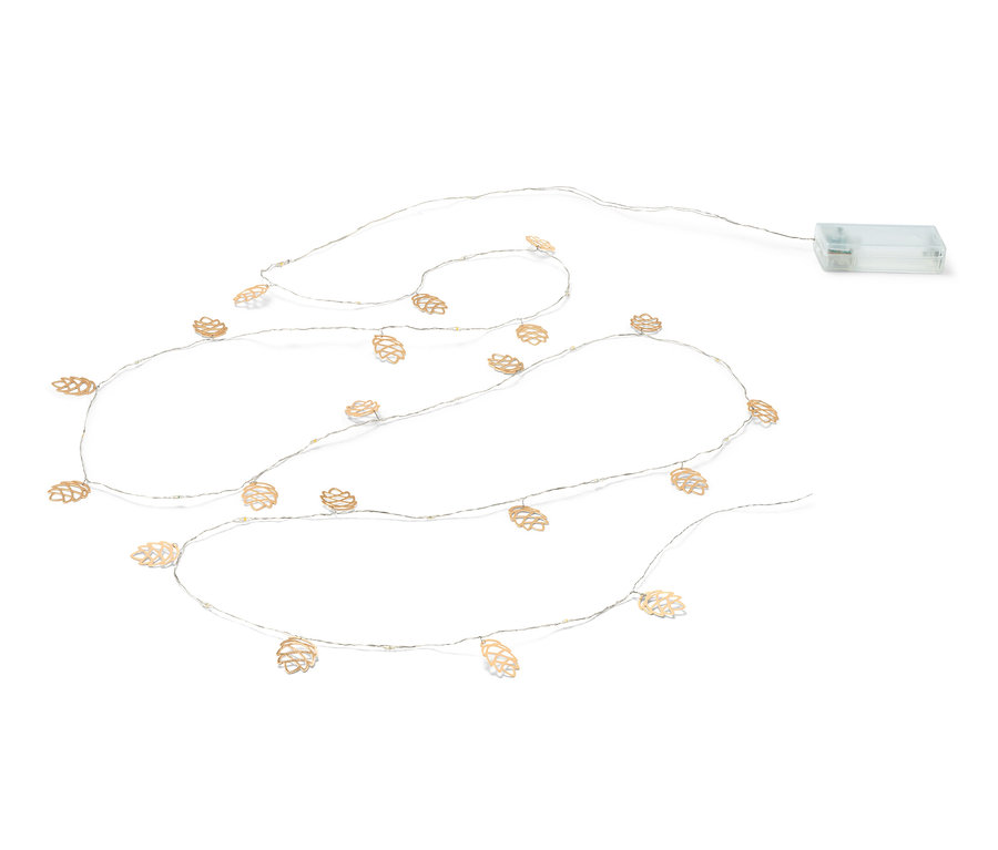 LED-es mikro égősor fenyőtoboz díszekkel, fehér háttérrel.