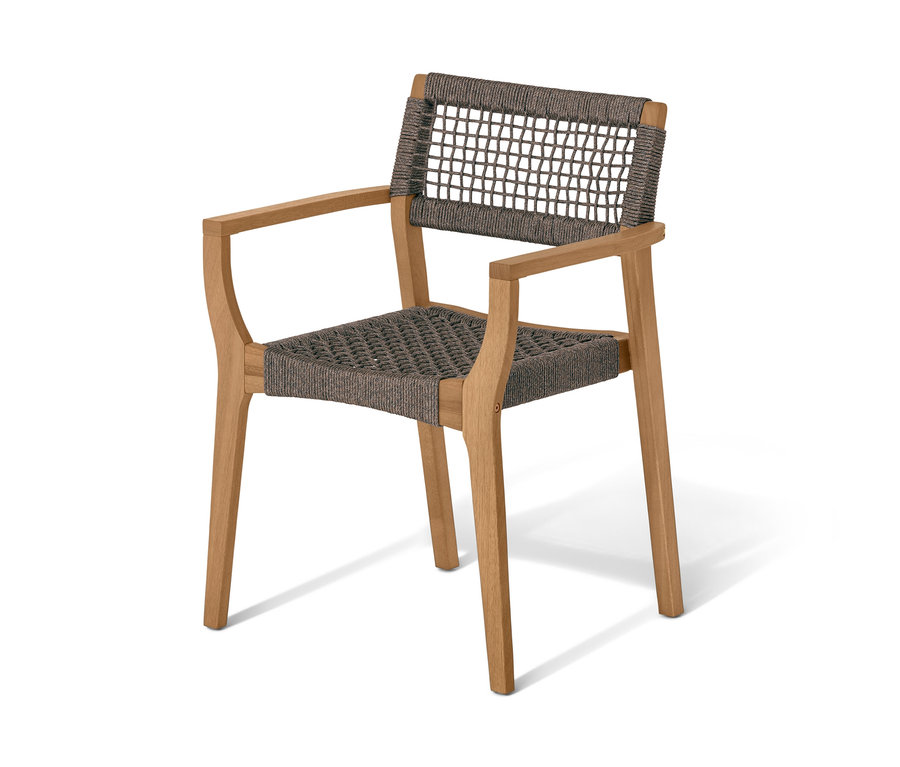 Egy egymásra rakható, textilhálós étkezőszék fa karfákkal.