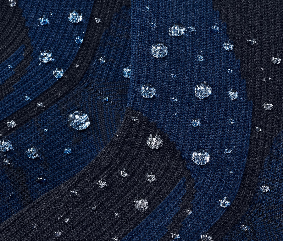 Egy pár vízálló zokni közeli képe vízcseppekkel.