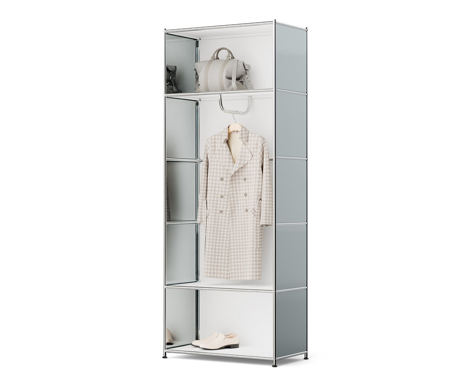 »CN3« fém gardróbszekrény akasztórúddal, felül kézitáskával, középen kabáttal és alul cipőkkel.