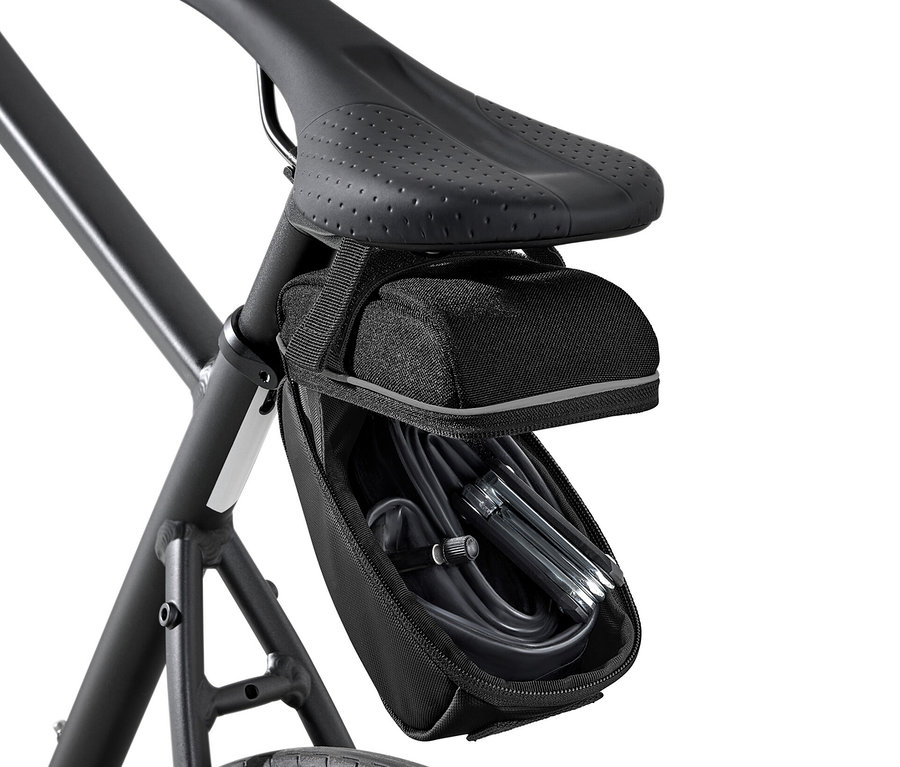 Egy fekete kerékpáros nyeregtáska van rögzítve egy kerékpár nyergéhez.