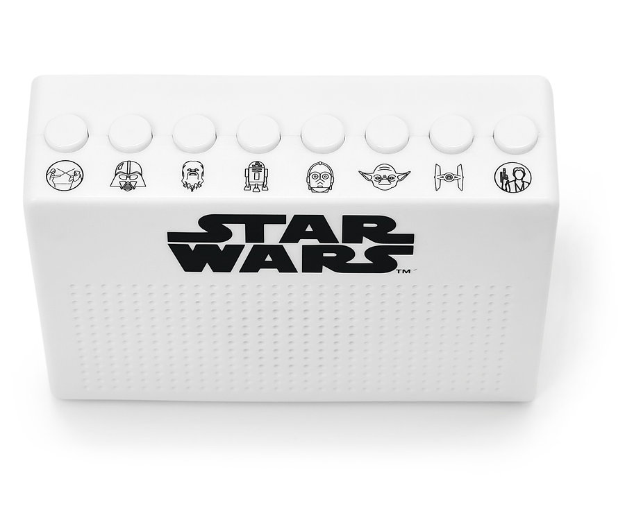 Fehér Star Wars témájú hangszóró, vezérlőgombokkal a tetején és Star Wars logóval az elején.