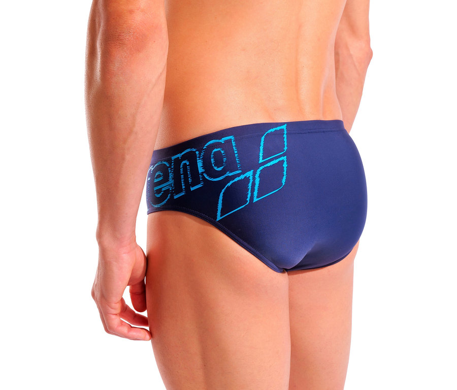 Férfi pózol tengerészkék arena Scratchy úszónadrágban.