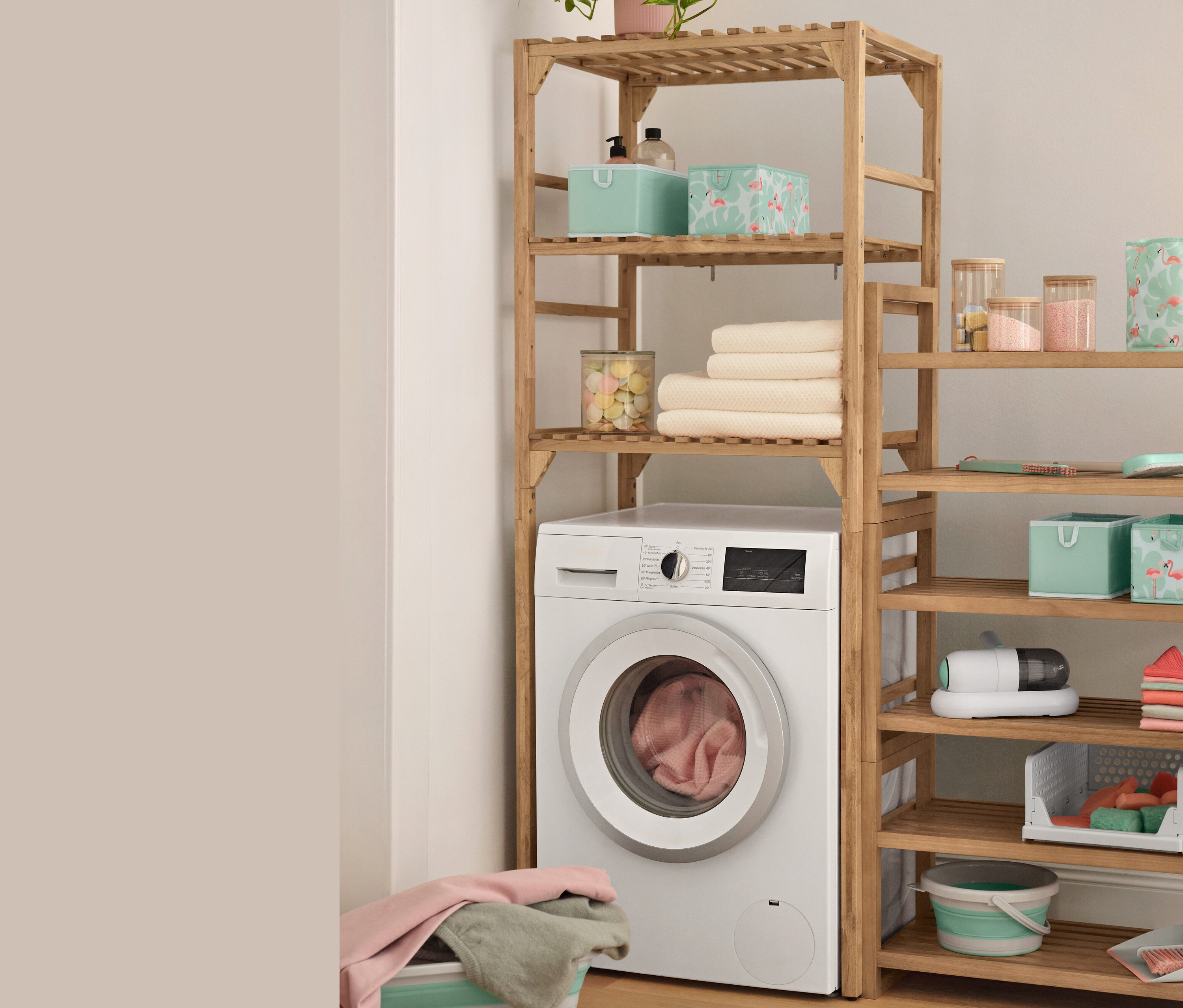 Polc mosógéppel, Vasalódeszka-huzat, Profi akkumulátoros porszívó és 2 rendszereződoboz fiókba.