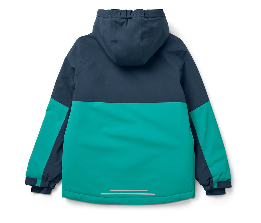 Hátulnézet egy kék-zöld kapucnis kabátról.