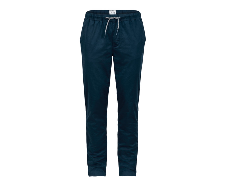 Egy sötétkék férfi lezser chino nadrág, gumis derékrésszel és húzózsinórral.