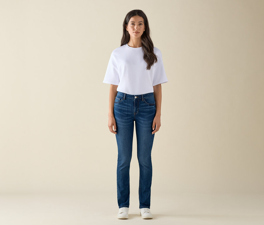 Nő pózol Slim-Jeans – Fit »Emma« farmerben, középkék farmerben.