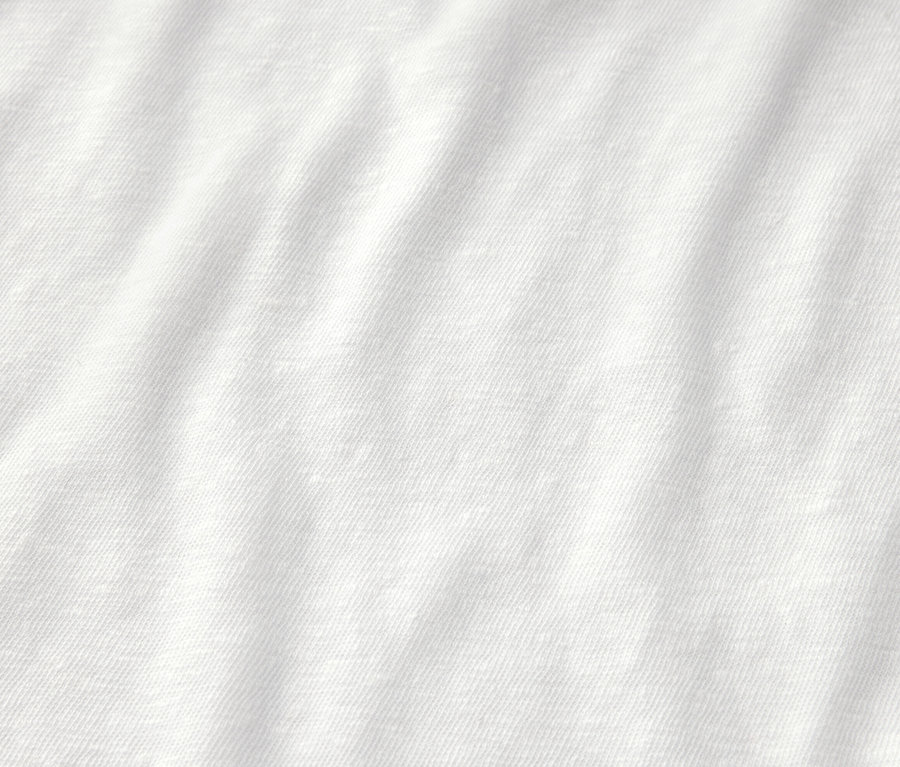 Egy fehér, len-keverék női póló közeli képe.