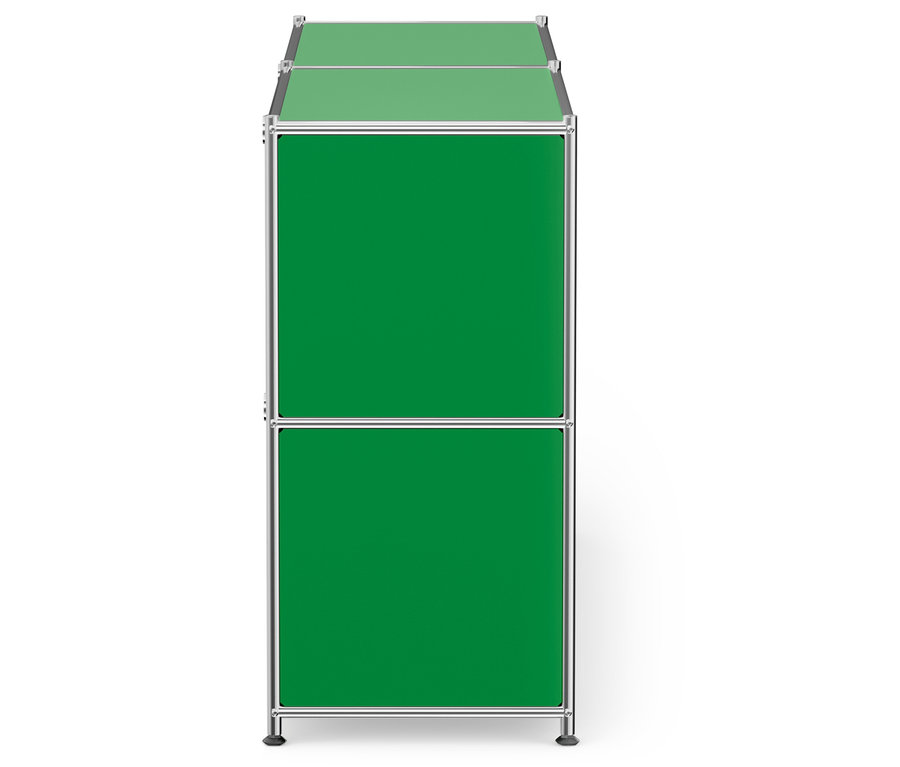 Kétrészes zöld szekrény króm vázzal, fehér háttérrel.