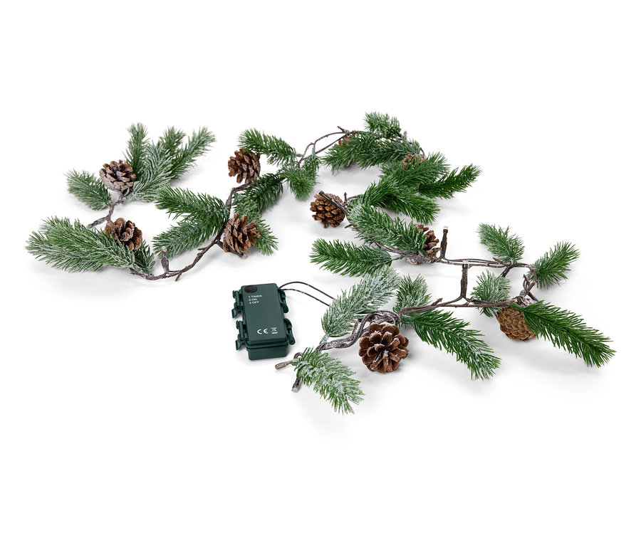 Zöld girland tobozokkal és elemtartóval fehér háttéren.