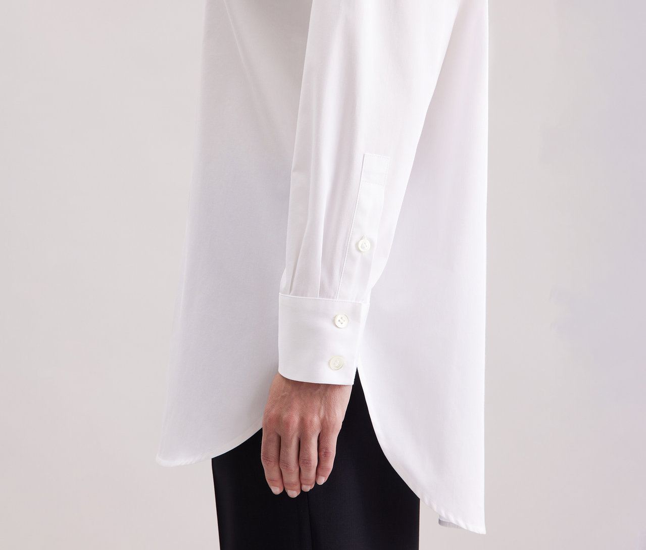 Nő visel egy fehér Seidensticker túlméretes hosszú ingblúzt.