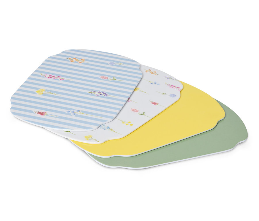 Több teríték egymáson fekszik, köztük egy kék-fehér csíkos, egy fehér virágmintás, egy sárga és egy zöld.