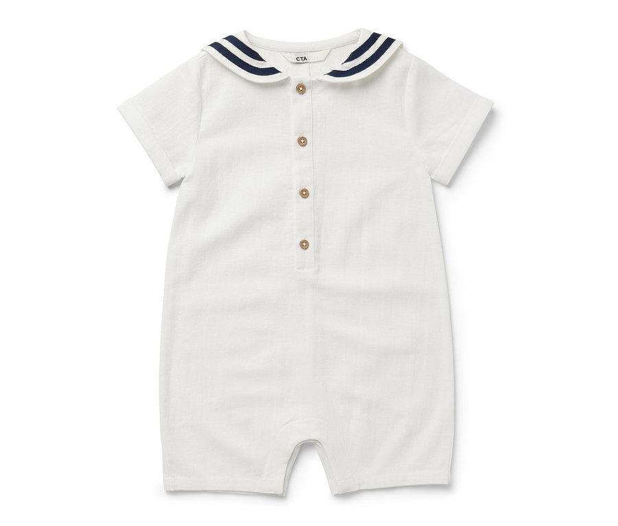 Fehér matróz-rugdalózó kisgyerekeknek, sötétkék csíkokkal a galléron.