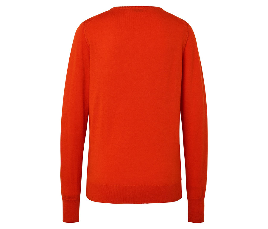 Egy narancssárga, hosszú ujjú pulóver hátsó részletének közeli képe.