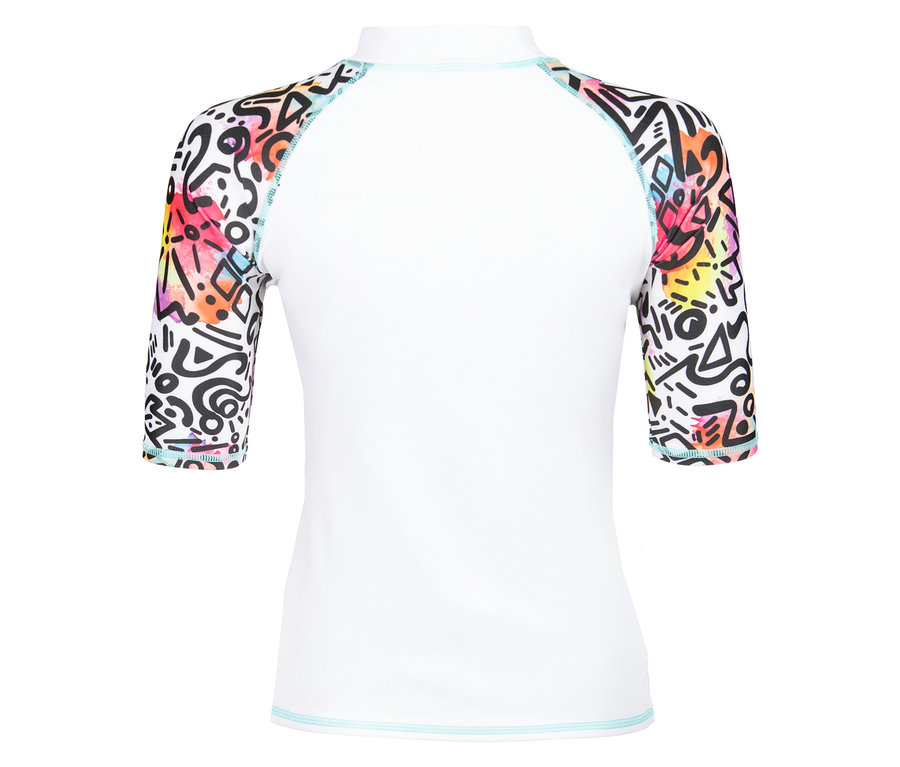 Fehér, háromnegyedes ujjú rashguard, melynek ujjait többszínű graffiti minta díszíti.