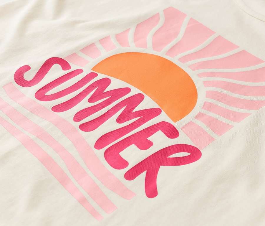 Egy krémszínű anyagon rózsaszín "Summer" felirat és egy narancssárga napkelte látható.