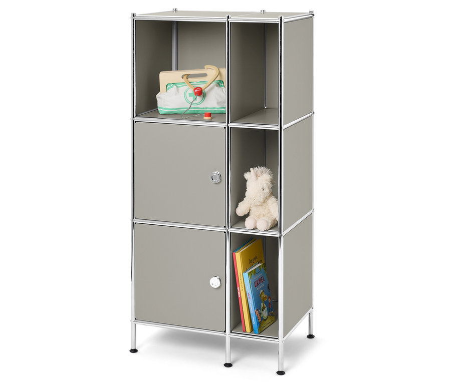 Szürke polc játék orvosi táskával, plüssállattal és könyvekkel.