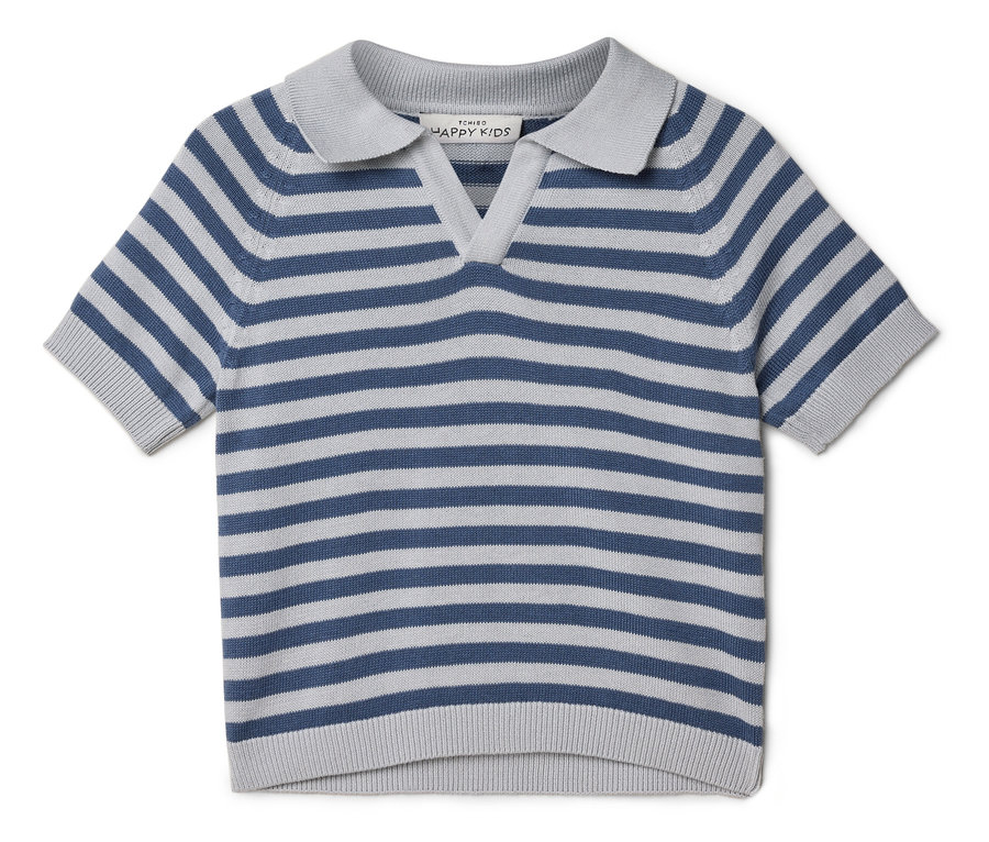 Egy kék-szürke csíkos, rövid ujjú pólóing fekszik egy fehér háttéren.